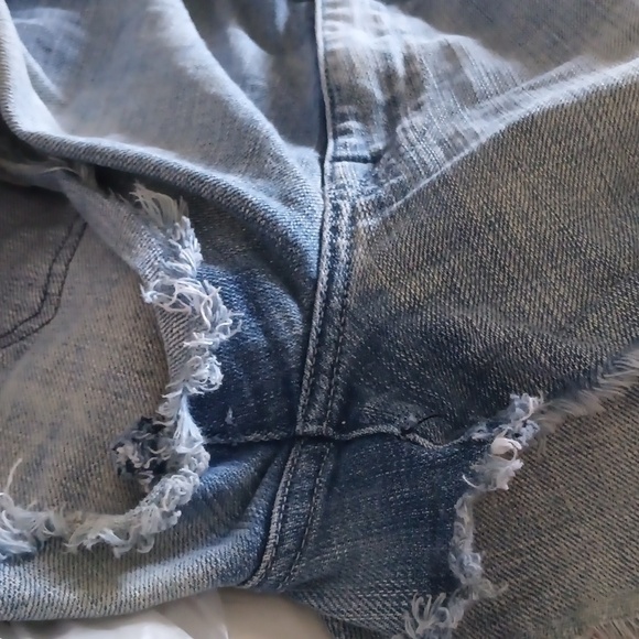 🦊 Wildfox Michelle Boyfriend Distressed Raw Hem Jean Shorts. Size 31 - Picture 10 of 17